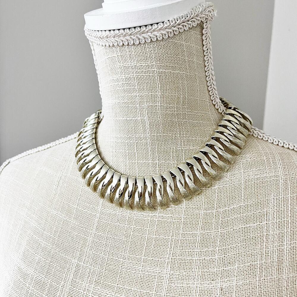 Coro Vintage Light Gold Wreath Collar Necklace